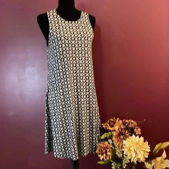 Old Navy Women’s Medium Black & White Sleeveless Stretch Slip On Dress - Picture 2 of 8